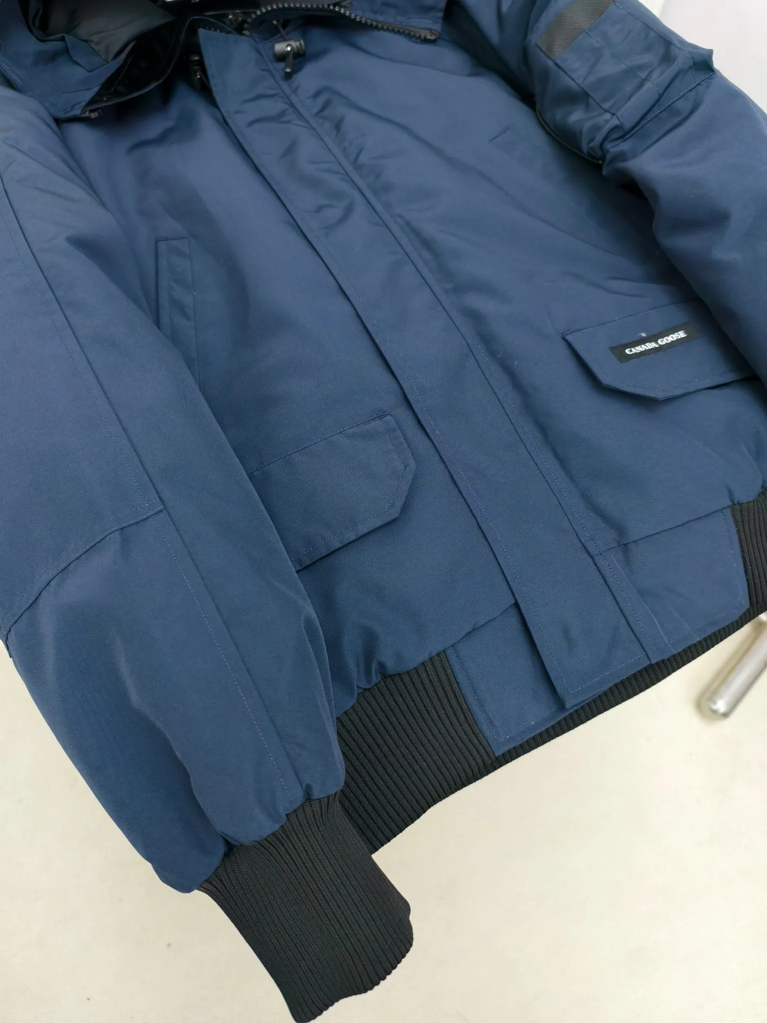 P720 ————2050M model/new 01 model (high version) Canada goose Canada Goose Chilliwack bomber jacket is one of our popular styles. The upgraded version adopts streamlined hood details and improved trimmings. The Chilliwack bomber jacket was originally designed for pilots in the post-war no-man's land in northern Canada. It is durable, warm and easy to move. The inside is filled with white duck down, which has higher thermal insulation performance. Chilliwack's iconic style, enduring popularity, is a popular jacket from Canada Goose. Customize your parka with our variety of interchangeable hood trim accessories to extend the coverage of your hood. Hip-length, the bomber jacket's knitted cuffs and hem are mid-length for freedom of movement. Rib knit cuffs and hem improve fit and seal in heat.  2050M is an upgraded version of the old version 01. Color: black, gray, off-white, navy. Size: XS-2XL